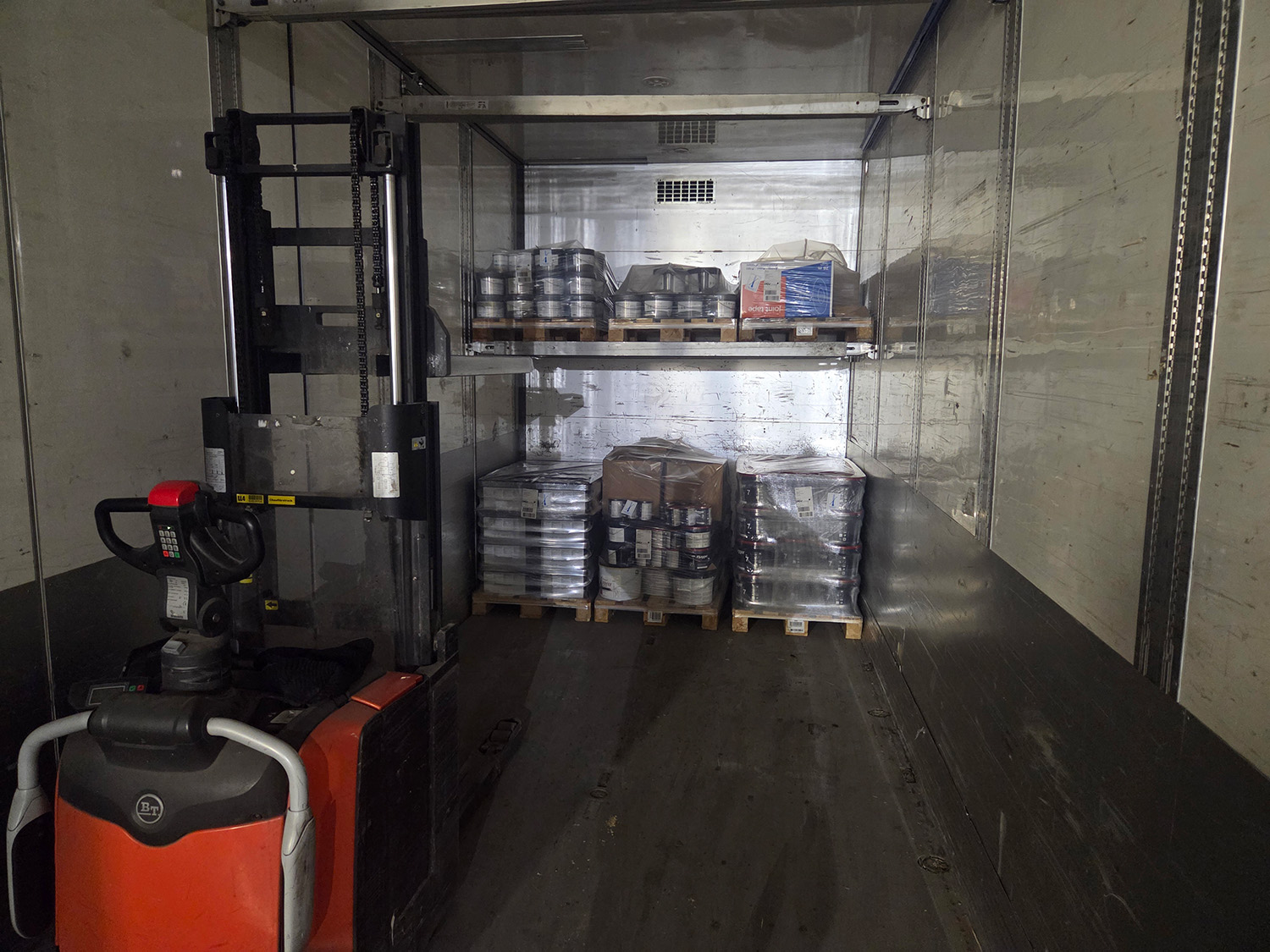 Vi har lång erfarenhet av att dubbellasta varor, det vill säga att lasta dem på pallar för att maximera utrymme och effektivitet i transporten. Genom noggrann planering och säker hantering ser vi till att lasten är stabil, trygg och optimerad för transport.