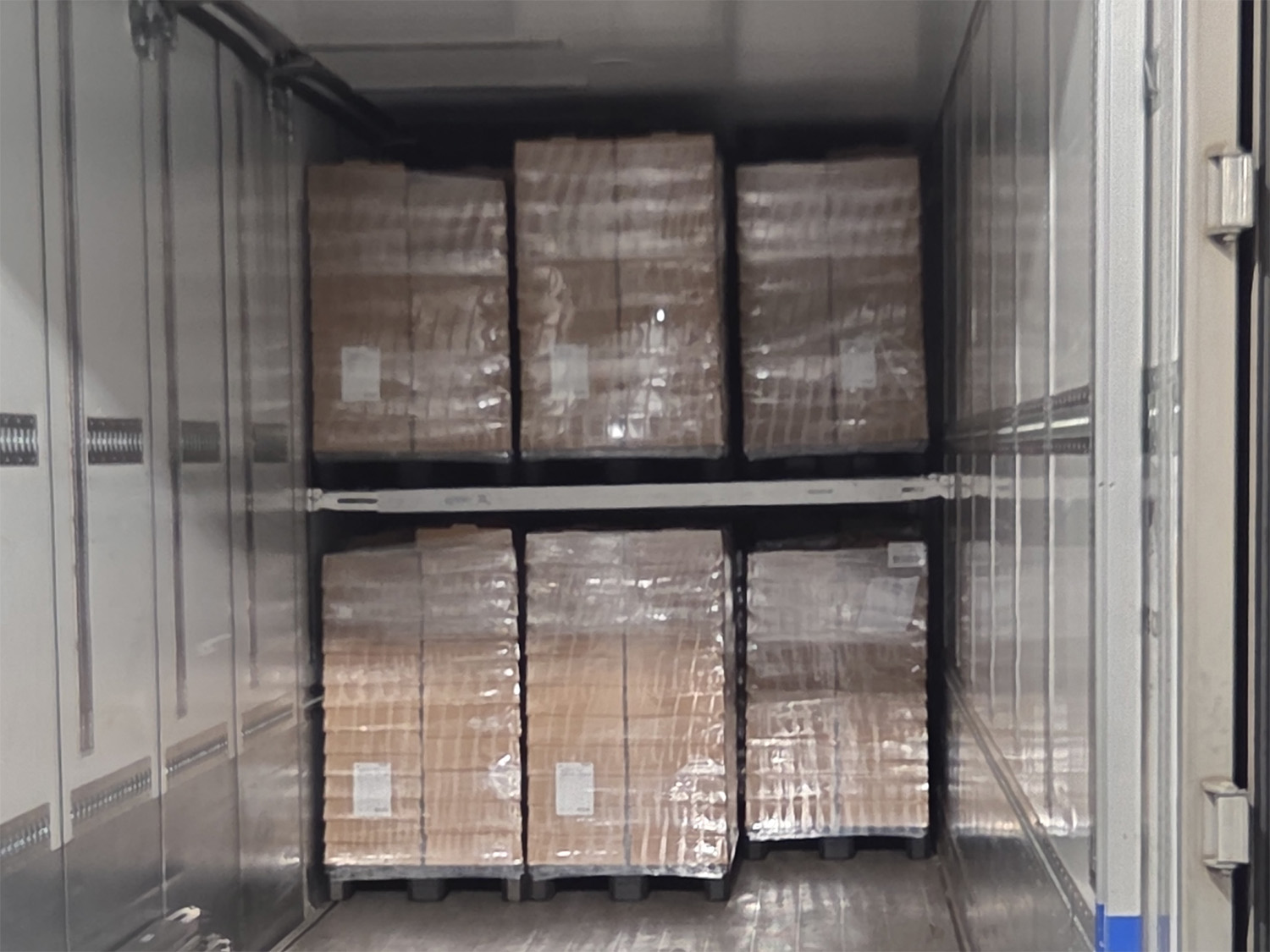 Med tillgång till egna lastbilar och släpvagnar kan vi ta hand om hela transportuppdrag – från punkt-till-punkt-leveranser till mer komplexa logistikkedjor.